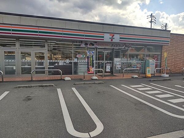 コンビニ 【近隣写真】セブンイレブン片田井戸町店まで約1.6ｋｍ（徒歩約20分） 1600m