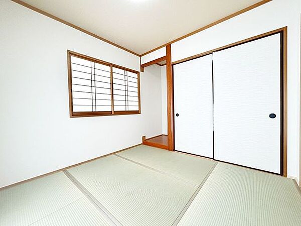 【リフォーム済】1F南西和室4.5帖　天井・壁のクロス張替え、畳の表替えを行いました。イグサの香りに癒される、居心地の良いお部屋に仕上がりました。