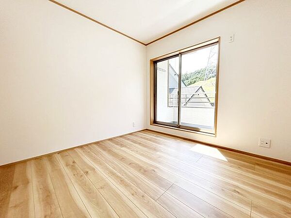 【リフォーム済】2F南西洋室約4.5帖天井・壁のクロス張替え、床フローリング重ね張り、照明交換を行いました。