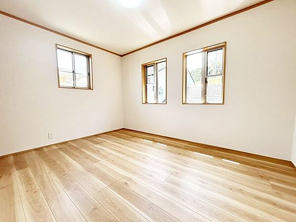 【リフォーム済】2F南東洋室約6帖天井・壁のクロス張替え、床フローリング重ね張り、照明交換を行いました。