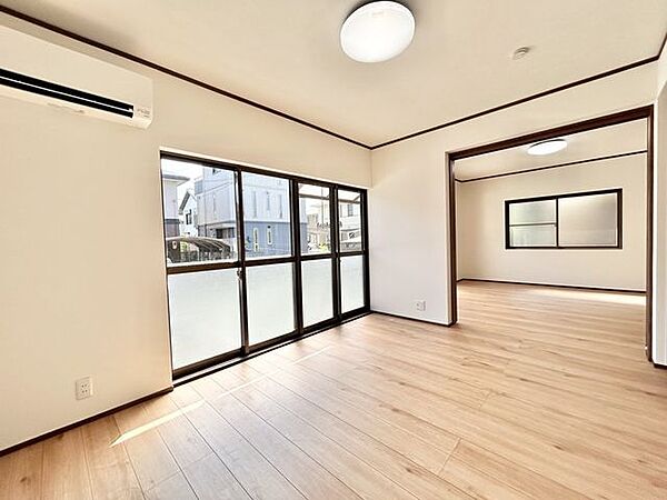 【リフォーム済】1階南側洋室約6帖(別角度)　和室は洋室へリフォームいたしました。南向きのため、日当たりも良好です。