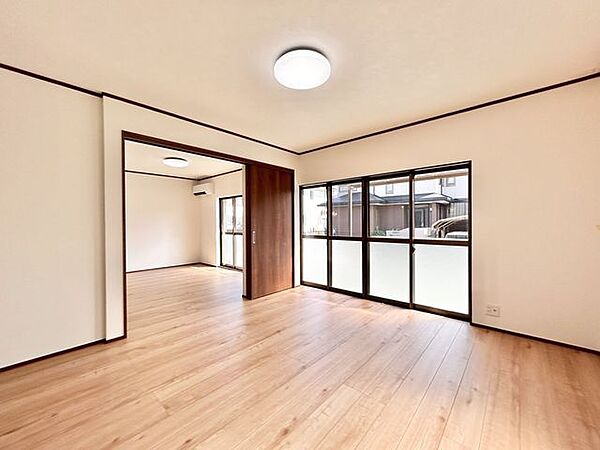 【リフォーム済】1階南西側洋室約8帖天井・壁のクロス張替え、建具交換、照明交換等を行いました。
