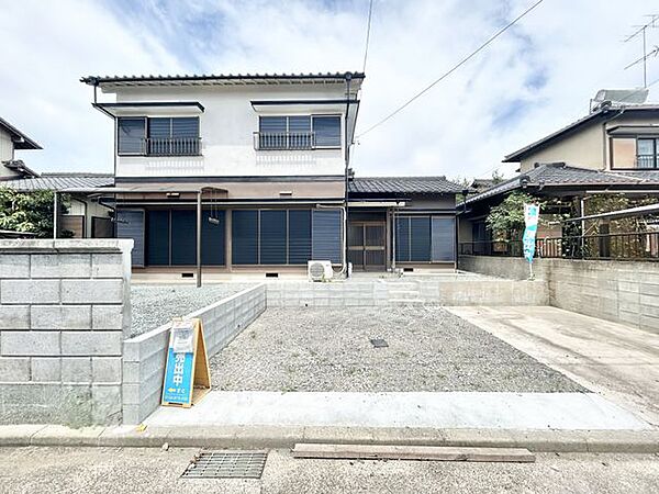 【リフォーム済】外観（別角度）　外壁は塗装し、駐車場は拡張することで並列3台の駐車が可能になりました。