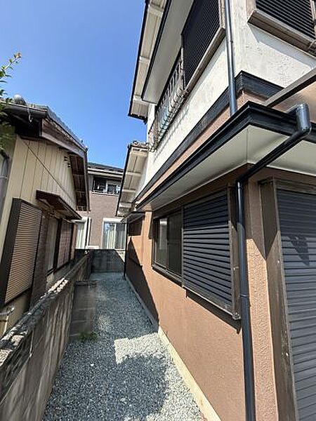 【リフォーム済】外観（別角度）防草シートと砂利敷きを行いました。雑草の発生を抑え、日々のお手入れの負担を軽減できます。