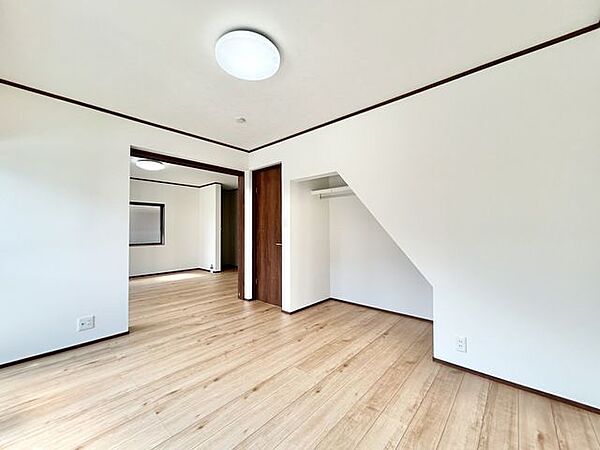 【リフォーム済】1階南側洋室約6帖　和室から洋室へリフォームいたしました。LDKと行き来できる引き込み戸を新設し、開放すれば一体感のある空間として、閉めれば独立した一部屋としてもご利用いただけます。