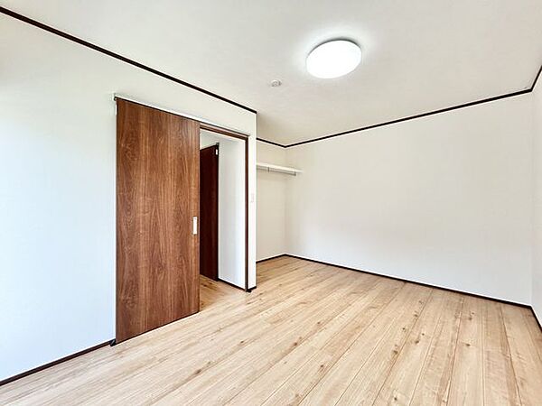 【リフォーム済】1階東側洋室約7.5帖　和室から洋室にリフォームいたしました。天井・壁のクロス張替え、照明交換、建具交換等を行いました。