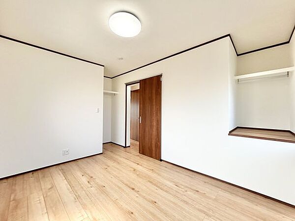 【リフォーム済】2階南東側洋室約6帖　天井・壁のクロス張替え、建具交換、照明交換等を行いました。