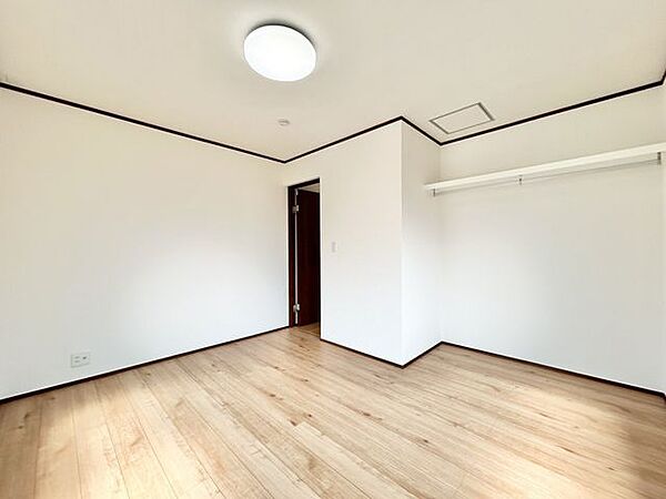 【リフォーム済】2階西側和室約6帖　和室から洋室にリフォームいたしました。天井・壁のクロス張替え、建具交換、照明交換等を行いました。