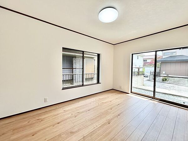 【リフォーム済】1階東側洋室約7.5帖(別角度)　和室から洋室にリフォームいたしました。天井・壁のクロス張替え、照明交換、建具交換等を行いました。
