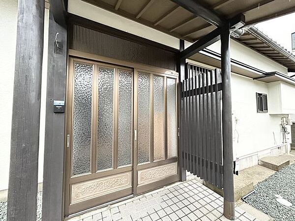 【リフォーム済】玄関（外観）玄関は鍵交換を行いました。