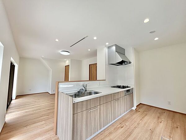 【リフォーム済】キッチンは幅約255cmと広々しています。