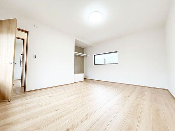 【リフォーム済】2階東側洋室約10帖　フローリング重ね張り、クロス張替えを行いました。
