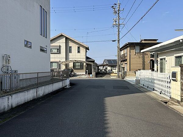 【近隣】前面道路は約6.3ｍあります。
