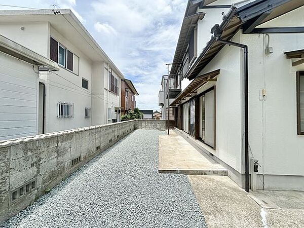 【リフォーム済】庭　防草シートと砕石を敷きました。