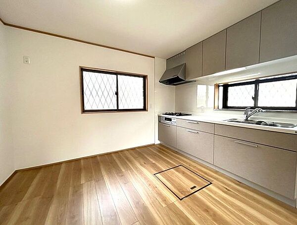【リフォーム済】キッチンは幅約255cmと広々しています。新品設備のため気持ちよくお使いいただけます。また、収納力もあり、調理器具や食器類もすっきり整理できます。