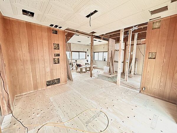 【リフォーム中販売】ダイニングキッチン（別角度）天井・壁のクロス張替え、照明交換、建具交換、フローリングの重ね張りを予定しております。