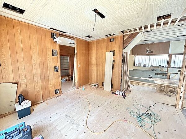 【リフォーム中販売】LDK　天井・壁クロス張替え、建具・照明交換、フローリング重ね張り等を行います。