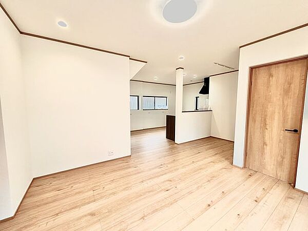 【2026/10/5撮影】【リフォーム完成】リビング（別角度）天井・壁のクロス張替え、照明交換、建具交換、フローリング重ね張り等を行いました。
