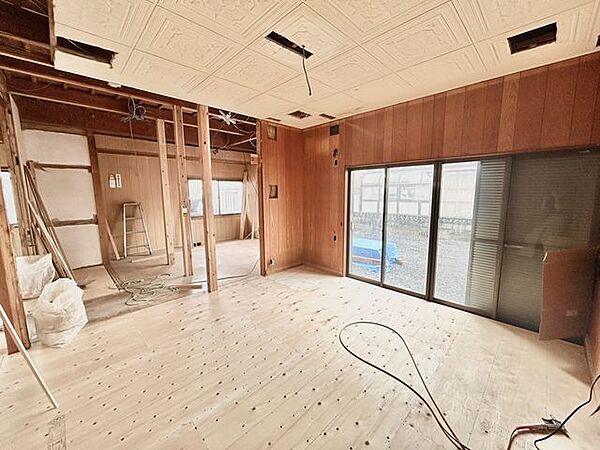 【リフォーム中販売】リビング　天井・壁のクロス張替え、照明交換、建具交換、フローリングの重ね張りを予定しております。