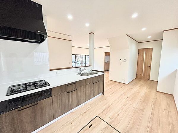 【2026/10/5撮影】【リフォーム済】キッチンは2550mmサイズの対面式キッチンに交換しました。新しいシステムキッチンで、収納スペースも充実しており、調理器具や食器をすっきり片付けられます。