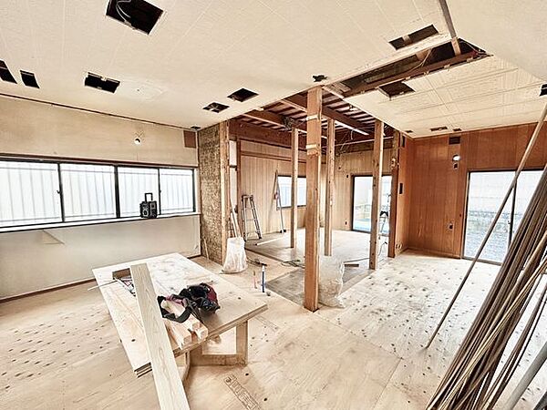 【リフォーム中販売】キッチン（別視点）使い勝手の良いシステムキッチンへ交換。お手入れのしやすさにも配慮されており、家事の負担を軽減します。
