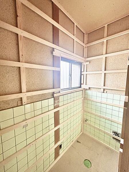 【リフォーム中販売】トイレ　新しく交換予定です。天井・壁クロス張替え、クッションフロア張替え、照明・建具交換を行います。