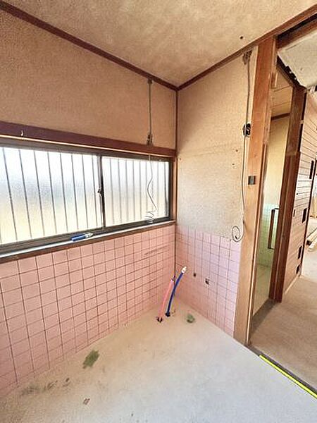 【リフォーム中販売】洗面所　洗面台は750サイズの三面鏡に交換予定です。鏡裏収納も備えており、洗面廻りをすっきり整理できます。忙しい朝の身支度もスムーズです。