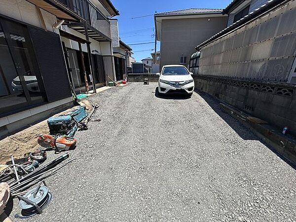【リフォーム中販売】庭は駐車場拡張を行い、合計4台駐車可能です。
