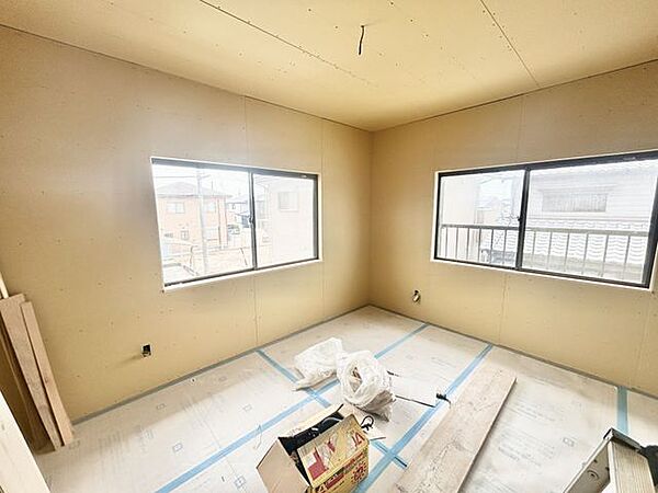 【リフォーム中販売】2階和室→洋室　天井・壁クロス張替え、建具・照明交換、フローリング重ね張り等を行います。