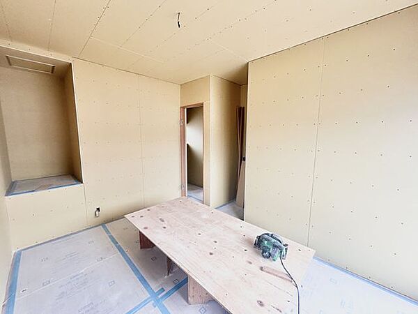 【リフォーム中販売】2階洋室（別視点）天井・壁のクロス張替え、建具交換、照明交換、フローリング重ね張り等を行います。