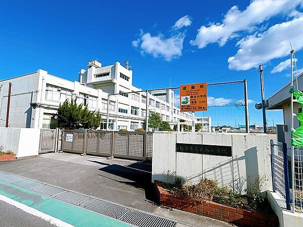 【周辺環境】鈴鹿市立長太小学校まで約355ｍ（徒歩7分） 335m