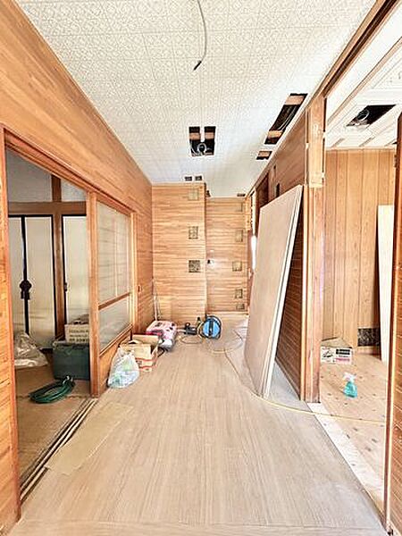 【リフォーム中販売】廊下（内観）新しくシューズボックスを設置します。天井・壁のクロス張替え、照明交換、フローリング重ね張り等を行います。