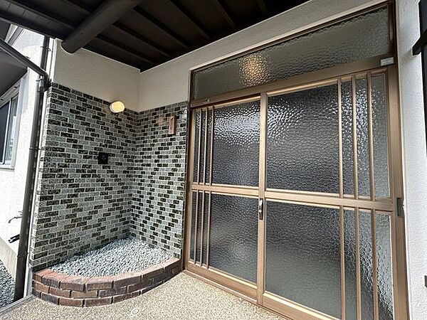【リフォーム済】玄関扉　玄関扉はクリーニング、鍵交換を行いました。