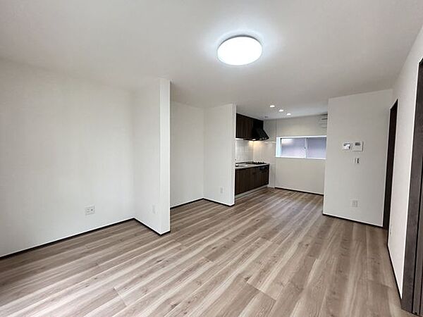 【リフォーム済】1階約13帖LDK　床フローリング張替、天壁クロス張替、照明交換、建具交換を行いました。