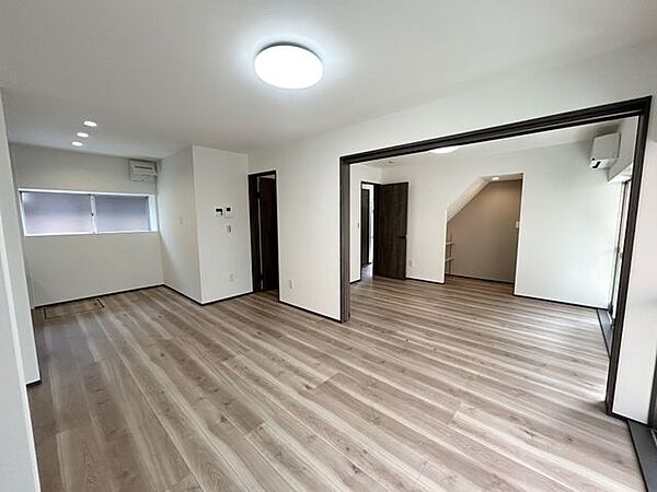 【リフォーム済】1階約13帖LDK（別角度）床フローリング張替、天壁クロス張替、照明交換、建具交換を行いました。