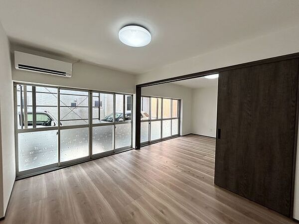 【リフォーム済】1階東側約6帖洋室（別角度）和室から洋室に変更　床フローリング張替、天壁クロス張替、照明交換、建具交換を行いました。