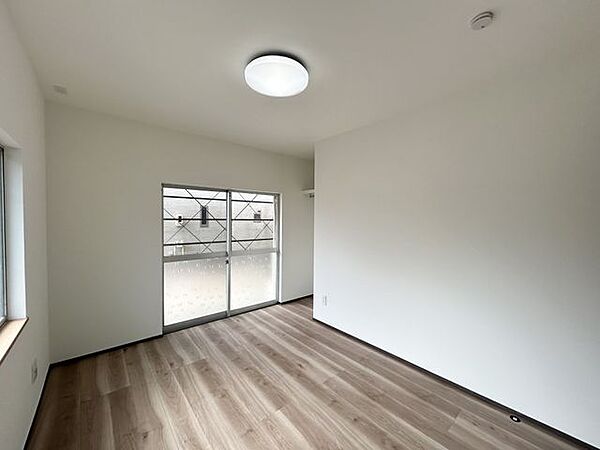 【リフォーム済】1階約6帖洋室（別角度）床フローリング重張、天壁クロス張替、照明交換、建具交換を行いました。