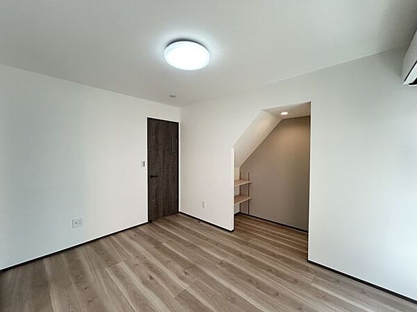 【リフォーム済】1階東側約6帖洋室　和室から洋室に変更　床フローリング張替、天壁クロス張替、照明交換、建具交換を行いました。
