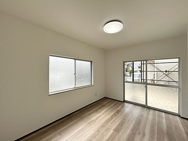 【リフォーム済】1階約6帖洋室　床フローリング重張、天壁クロス張替、照明交換、建具交換を行いました。