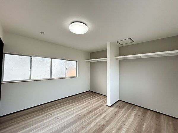 【リフォーム済】2階約6帖洋室　和室から洋室に変更　床フローリング張替、天壁クロス張替、照明交換、建具交換を行いました。