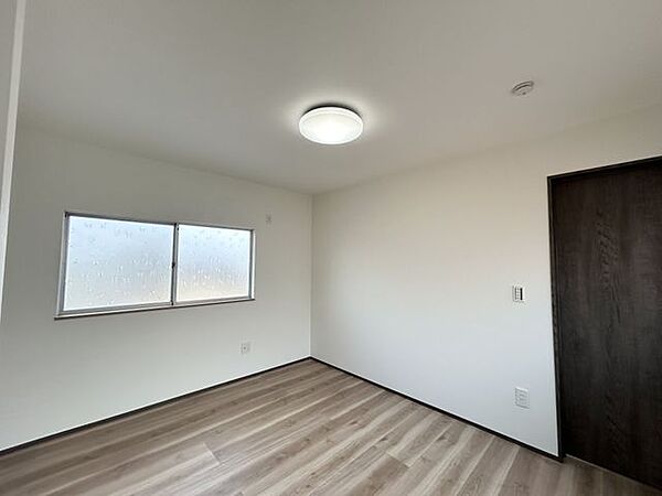 【リフォーム済】2階約4.5帖洋室　和室から洋室に変更　床フローリング張替、天壁クロス張替、照明交換、建具交換を行いました。