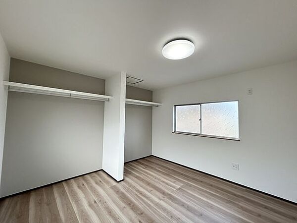 【リフォーム済】2階約6帖洋室（別角度）和室から洋室に変更　床フローリング張替、天壁クロス張替、照明交換、建具交換を行いました。