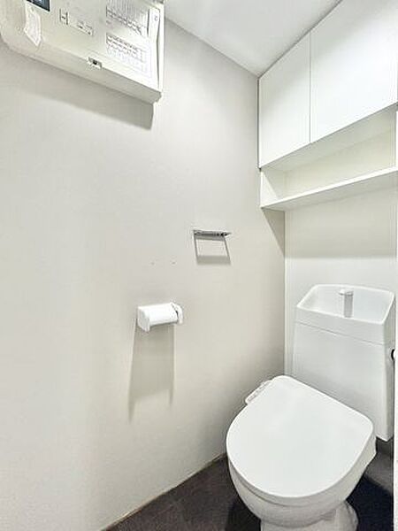 【リフォーム済販売】トイレ　トイレは便器新品交換、天井と壁のクロス張替え、床クッションフロア張替え、照明交換を行いました。