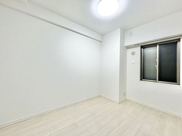 【リフォーム済販売】北西側洋室約5.2帖（別角度）　洋室は天井と壁のクロス張替え、床クリーニング、照明交換、建具クリーニングを行いました。