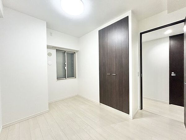 【リフォーム済販売】北西側洋室約5.2帖　洋室は天井と壁のクロス張替え、床クリーニング、照明交換、建具クリーニングを行いました。