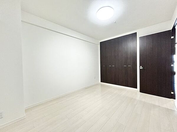 【リフォーム済販売】北東側洋室約7.1帖　洋室は天井と壁のクロス張替え、床クリーニング、照明交換、建具クリーニングを行いました。