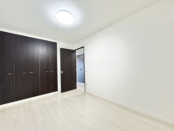 【リフォーム済販売】北東側洋室約7.1帖（別角度）　洋室は天井と壁のクロス張替え、床クリーニング、照明交換、建具クリーニングを行いました。