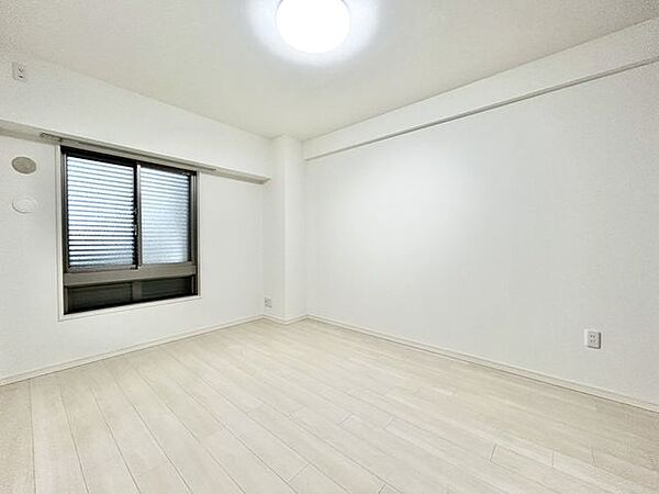 【リフォーム済販売】北東側洋室約7.1帖（別角度）　洋室は天井と壁のクロス張替え、床クリーニング、照明交換、建具クリーニングを行いました。
