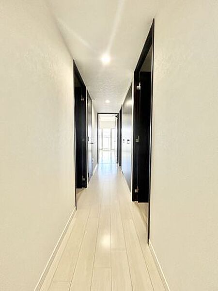 【リフォーム済販売】廊下　廊下は天井と壁のクロス張替え、床クリーニング、照明交換、建具クリーニングを行いました。