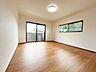 洋室：【リフォーム済】2F西側洋室　天井・壁のクロス張替え、照明交換、建具クリーニング等を行います。